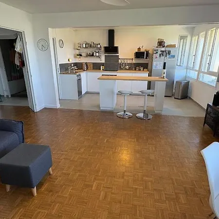 Light-filled Antigone Oasis Apartment *